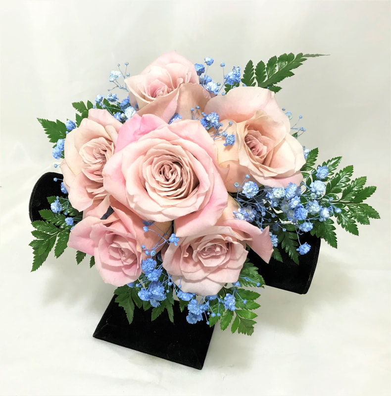 Pink rose nosegay with light blue babies breath